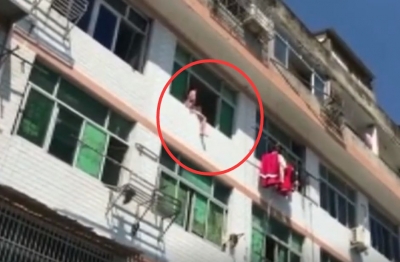消防员边劝说轻生姑娘，边开