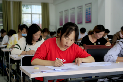 考完试后未拿到资格证 78名育婴学员参加了一场假考试