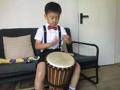没有手指，照样奏出精彩曲子！这个与众不同的男孩，你真了不起