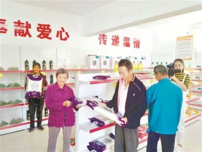 武汉首家不收钱的扶贫超市开张 货品都来自捐赠