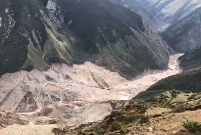 西藏江达突发山体滑坡 金沙江形成堰塞湖
