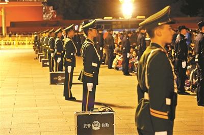 天安门广场的“橄榄绿”：在人群中站成“雕塑”