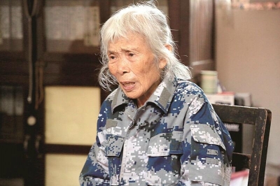 我国首位女空降兵向家乡木兰捐千万积蓄报恩