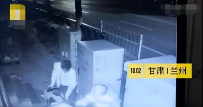 凌晨三点，环卫大爷苦劝偷车贼，临走还掏出10块钱说…