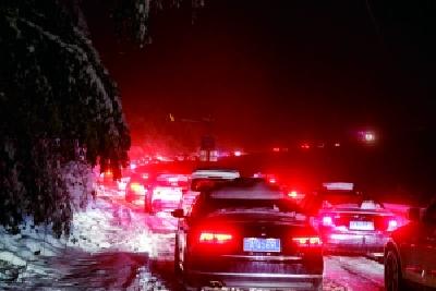 四川折多山降雪致千辆车滞留 当地启动应急预案