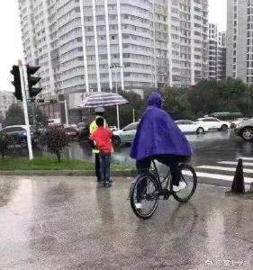 这位打伞的红衣少年，你真暖！