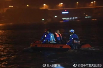 父亲不幸在公交坠江中遇难，儿子用行动诠释勇敢与坚强