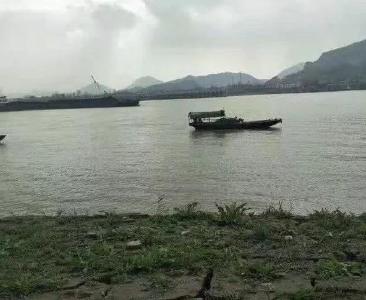 长江黄冈段一快艇与货船相撞翻沉，2人被救3人失踪