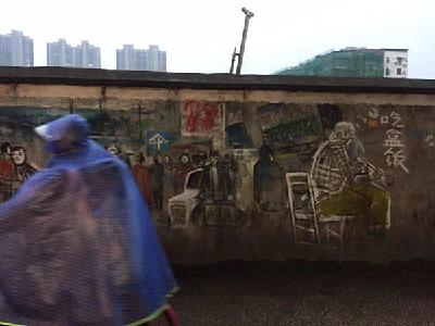  美术老师百米拆迁围墙上绘老街“上河图”：画了7年，不舍拆