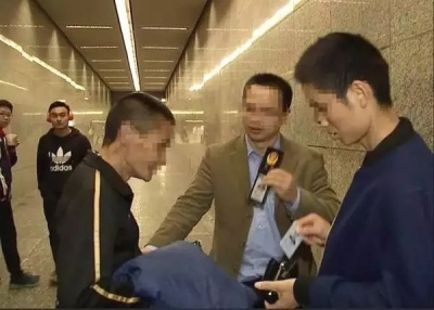 就是这么巧！男子围观法治宣传，发现主角竟是自己…