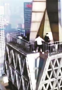 3名年轻人爬上228米高楼顶跳舞 被警方带走