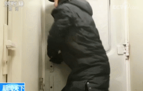 火车门被冻住了咋办？乘务员：看我的常规操作