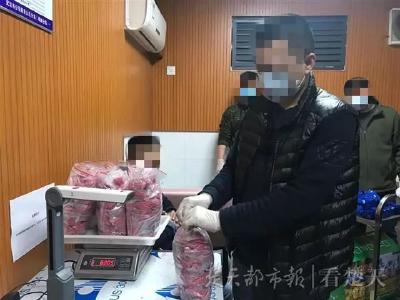 武汉破获今年最大毒品案，缴毒70公斤！毒贩落网后，民警靠墙角睡着