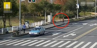 6岁男娃带女同学“私奔”：只想带她去看浪漫小火车…...