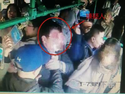 她在公交上遭眼镜男猥亵，一大汉突然出手将其制服，随后…