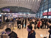 武汉三大火车站迎来节前客流高峰 旅客可直接站内中转换乘