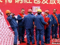 羡慕吧！这里的年终奖堆成山  人均6万元