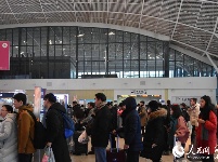 武汉三大火车站迎来节前客流高峰 旅客可直接站内中转换乘