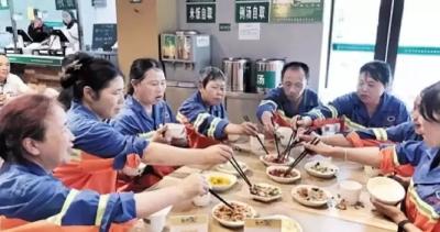 饭店老板请环卫工吃免费午餐结果又收费，真相却很暖…...