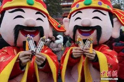 “您的银行卡余额不足，请赶快上班！”