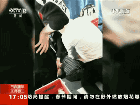 暖！春运列车上医护人员果断出手救回老人一命