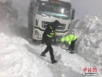 天！高速路积雪高达8米