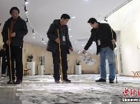 评委手持竹竿阅卷似“探雷”