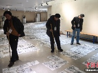 评委手持竹竿阅卷似“探雷”