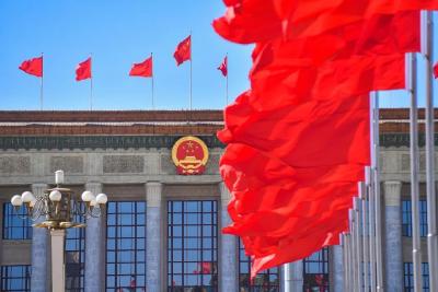 我们这个船啊，有人民的海洋牢牢托着