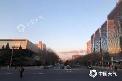 北京蓝天上线阵风可达8级 夜间最低气温跌至-2℃