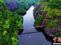 航拍江西修水绝美“湖光山色” 舟行碧波如诗如画