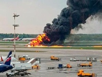 俄客机紧急迫降时起火 41人遇难