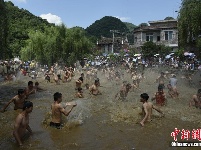 “洗泥节”狂欢，画面劲爆