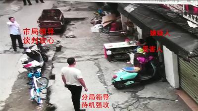 真·“闪电侠”！警察飞扑歹徒，空手夺刀救下人质！