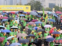 大场面！2000家庭组团“溜娃”