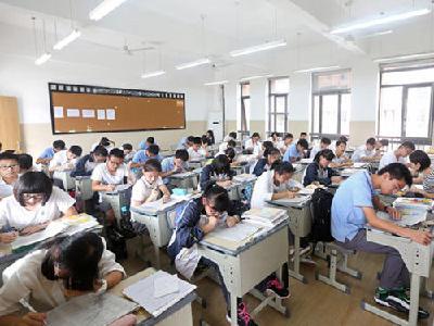调查：孩子花销项目繁多收费高 家长热议“暑假不自由”
