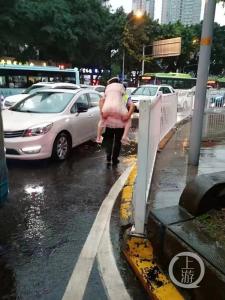 女子交通事故流血不止 27岁辅警暴雨中背了她一公里