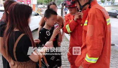 男孩被八宝粥罐卡住嘴唇，消防叔叔又出动了！