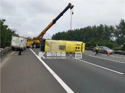 姑娘高速上目睹车祸，报警叫救护车后大哭......