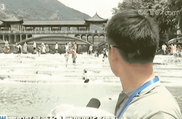 最帅转身！接受采访时，他突然跳入水中......