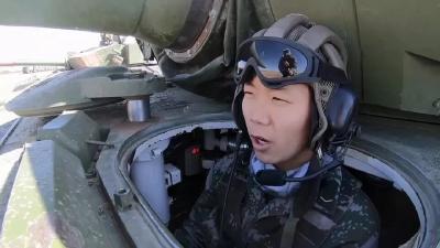 坦克女兵：开着坦克，风沙吹过脸庞时，我最美！