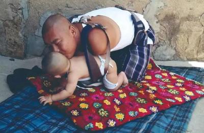 网友直呼泪目！无臂爸爸照顾九个月大的儿子