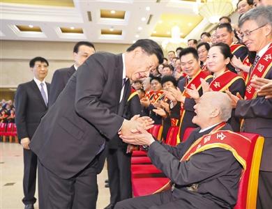 习近平会见全国退役军人工作会议代表