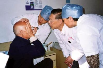 硬核！他​帮无数人重见光明，99岁仍每天工作到凌晨2点……