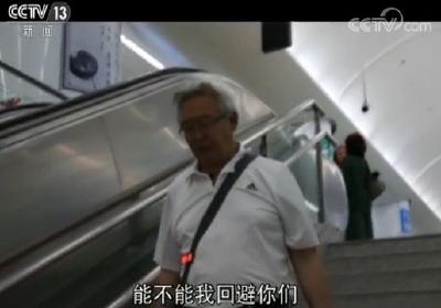 “勿需让座”大爷走红，你可知道他为啥执意拒绝被让座？