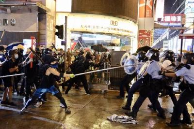 投掷砖头汽油弹、照激光……香港警方拘捕36人