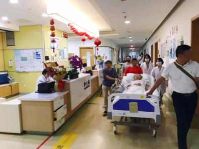 耄耋老人ICU病房牵手照刷屏，网友：这就是“执子之手与子偕老”吧
