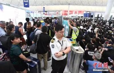影响超80万港人生计！香港机场瘫痪代价沉重，乱局何时休？