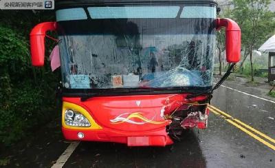 台湾一辆载有大陆游客的游览车发生车祸 11人受伤