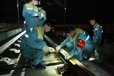 欧洲铁轨热到扭曲！高温下，中国高铁何以安然无恙？